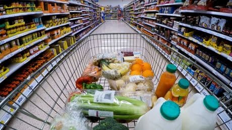 La cesta de la compra frena su escalada, pero es un 16% más cara que en 2021