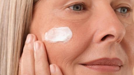 Ni rosa mosqueta ni retinol: esta es la mejor crema 'antiedad' para mujeres de 50 años según la OCU