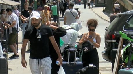Hava sahası kapanınca otobüslerle İran'a gidiyorlar!