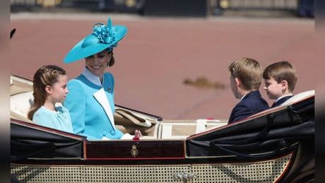 Prinzessin Kate bei "Trooping the Colour": Sie strahlt in Türkis und ehrt die Queen