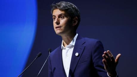 En réponse à une tribune dans Le Figaro, Attal dépose une proposition de loi pour élever Dreyfus au grade de général