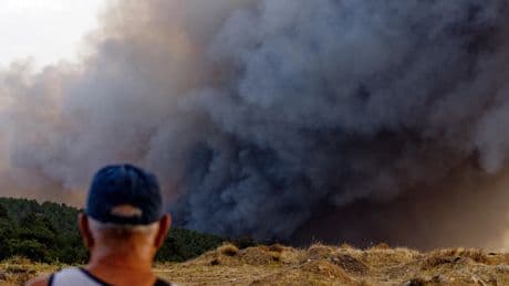 El incendio de Ávila afecta a centenares de viajeros de tren y piden el uso de mascarillas a ciudadanos