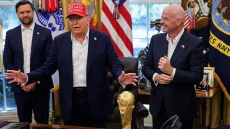 Trump, Putin'i Dünya Kupası kura çekimine davet edebileceğini söylerken Infantino sırıtıyordu