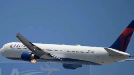 Triebwerk von Boeing fängt nach Start Feuer