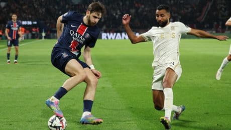 Football: pourquoi les joueurs privilégient les petits protège-tibias, malgré le risque de blessures