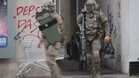 Kontrolleure in Berlin mit Waffen bedroht - GSG 9 stürmt Wohnungen von bewaffneten Schwarzfahrern