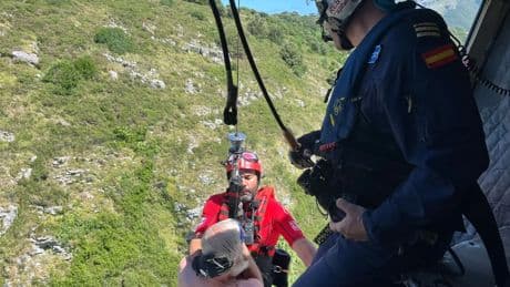 Rescatan a un niño de 11 años y un adulto de 70 que estaban atrapados en una zona de rocas en Sonabia