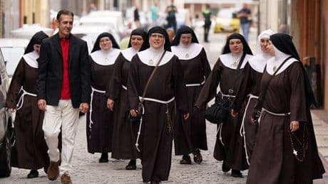 Sfrattate le “suore dei cioccolatini” dopo lo scisma e la scomunica della Chiesa