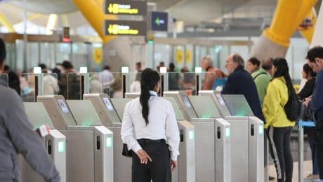 Rosa, auxiliar de pasajeros en Barajas: "Algunos indigentes fingen ser empleados y en realidad son peligrosos"