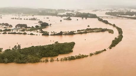 Australie : au moins deux morts et 50 000 personnes bloquées par des inondations