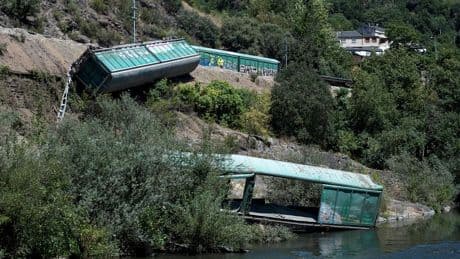 Cuando el Adif de Isabel Pardo de Vera arrojó dos vagones de tren al río Sil