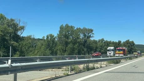 Alpes-de-Haute-Provence: un poids lourd en feu sur l'A51, une vingtaine de pompiers mobilisés