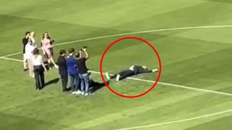 La enigmática imagen de Joan Laporta en el Camp Nou: en traje, tumbado en mitad del estadio y grabado por las cámaras