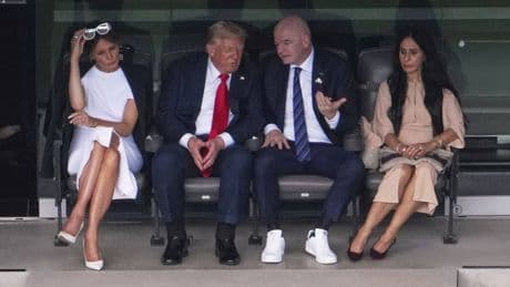 Caviglie gonfie e lividi alle mani. I dubbi sulla salute di Trump (e la nuova bufera su Epstein)