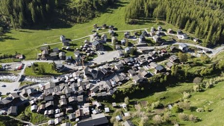 300 Menschen müssen Häuser verlassen - Berg rutscht auf Dorf zu! Alpen-Ort evakuiert