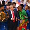 ▶ Donald Trump viert, tot ieders verbazing, samen met Chelsea-spelers op het podium na finale WK voor clubs in de VS