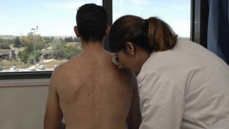 El proyecto para agilizar el diagnóstico en dermatología se extiende a un total de 17 centros de salud de Madrid