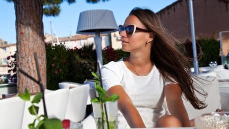 Saint-Tropez en blanc sur blanc, les faux-semblants d’une destination haute en couleurs