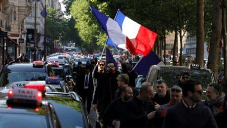 Plusieurs milliers de taxis manifestent lundi à travers la France