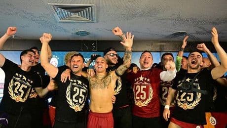 Galatasaraylı futbolculardan Okan Buruk'un basın toplantısına baskın!
