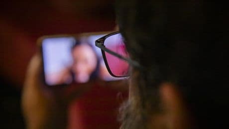 Denuncian extorsiones a mujeres del administrador de una web de fotos robadas