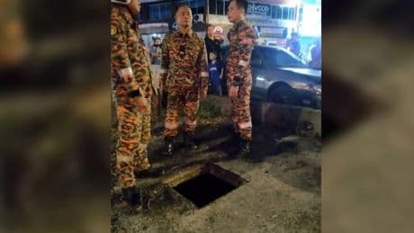 Muere un niño de dos años al caer en una alcantarilla: los bomberos le hallaron "flotando"