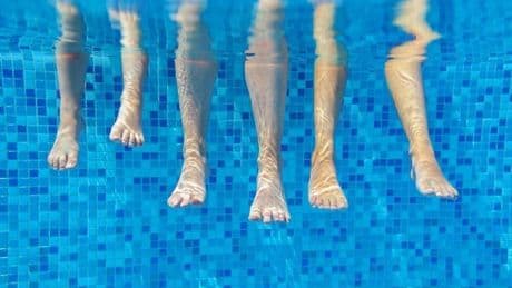 Un experto avisa sobre los problemas de llevar invitados a una piscina comunitaria: «Podrías acabar denunciado»