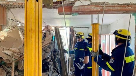 Unfall: Mit altem Kleintransporter in Haus gekracht: Fahrer verletzt