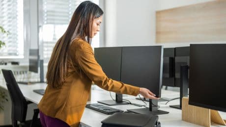 Bequeme Bildschirme: Komfort am Arbeitsplatz: Drei höhenverstellbare Monitore im Vergleich