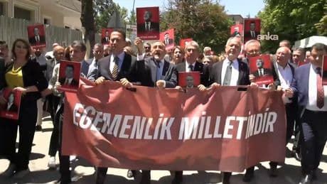 CHP milletvekilleri Adalet Bakanlığı'na yürüdü: Ne yoldaşlarımızı hapishanelerde terk ederiz ne de size teslim oluruz