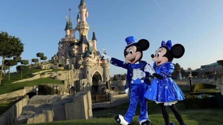 Intenta cerrar Disneyland París para casarse con una niña de 9 años y acaba detenido