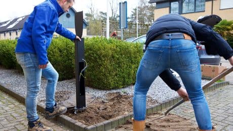 Flink meer huizen met laadpaal voor de deur, een op de vijf elektrische rijders gaat zelf klussen