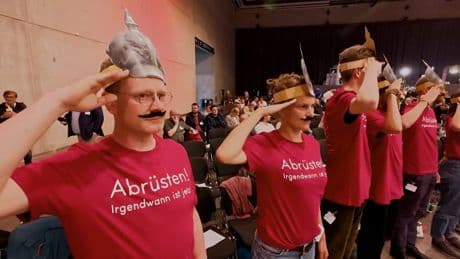 Video - Pickelhauben-Genossen stören SPD-Parteitag