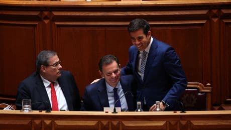 El conservador Luís Montenegro logra el aval de la ultraderecha y los socialistas para gobernar Portugal