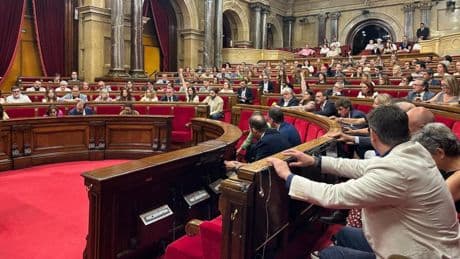 El Parlament rechaza la opa del BBVA sobre el Sabadell con la abstención del PSC