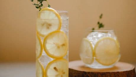 ¿Ayuda a adelgazar el agua con limón en ayunas? Esto es lo que dice la ciencia