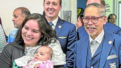 El detalle de la tripulación con Sofía, la pasajera más joven, de solo 4 meses