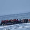 Eén dode en tientallen gered na zinken boot in Kanaal tussen Engeland en Frankrijk