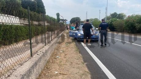 Auto pirata investe tre ragazzi e scappa, morto un 16enne di Latina: dramma di Ferragosto a Terracina