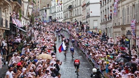 «Il y a encore plus de monde que l’an dernier»: dans les pentes de la rue Lepic, un volcan en éruption pour la dernière étape du Tour de France