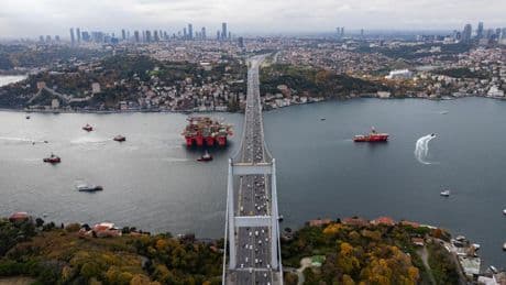 İstanbul Boğazı'nda gemi trafiği çift yönlü askıya alındı