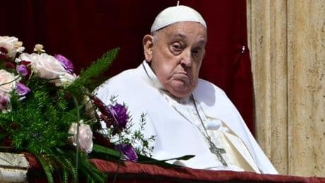 Le pape François se présente au balcon de la basilique Saint-Pierre de Rome pour les célébrations de Pâques, et met en garde contre « le climat d’antisémitisme croissant »