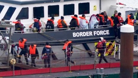 El Reino Unido detiene a los primeros migrantes del Canal de la Mancha que devolverá a Francia