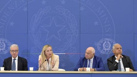 Caso Almasri, il tribunale dei ministri ha rifiutato l'audizione di Mantovano