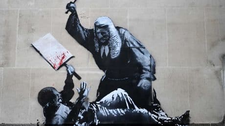 Banksy reaparece con un mural de un juez golpeando a un manifestante y las autoridades lo tapan