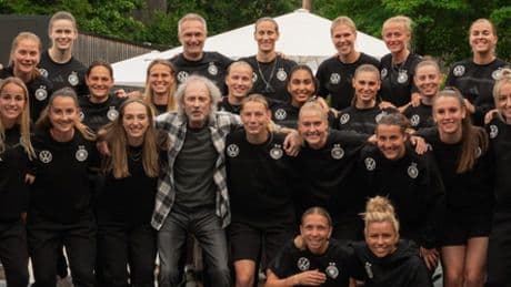 Wolfgang Petry stimmt deutsche Nationalspielerinnen auf die EM ein