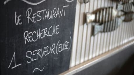 "Soit très qualifiées, soit peu qualifiées": chômage, emploi, métiers... Que font les 347.000 personnes immigrées arrivées en France en 2023?
