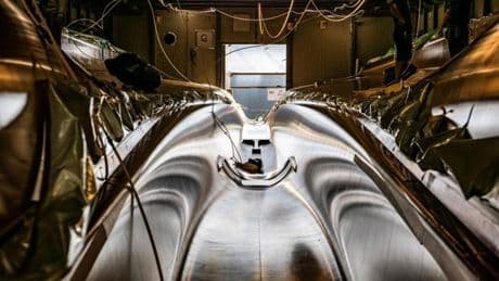 Ferrari debutta nella vela: ecco la prima barca supercar progettata assieme a Soldini