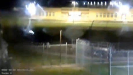 Insassen sitzen plötzlich im Freien - Unwetter fegt Dach vom Gefängnis