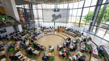 Nur AfD und BSW dagegen: Sachsens Landtag verabschiedet Doppelhaushalt 2025/2026